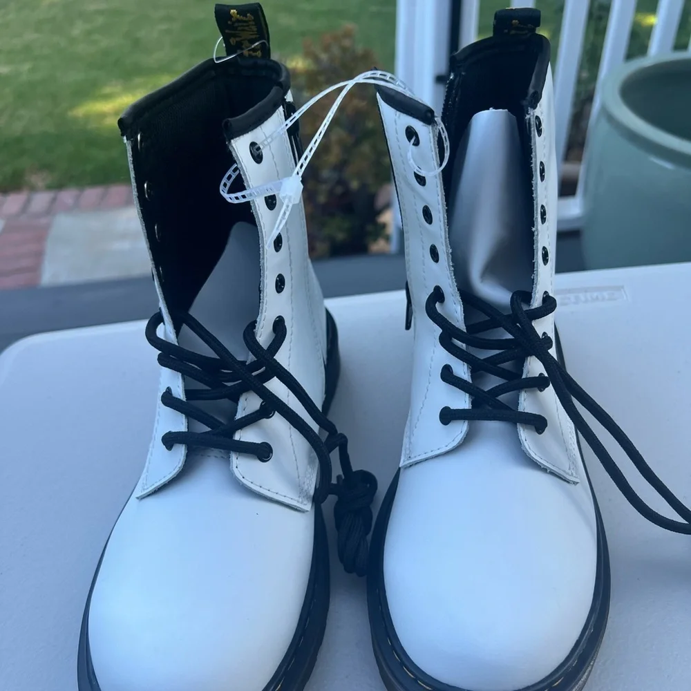 Dr. Martens White Ankle Boots Junior/ladies Size 6 White NWOT
